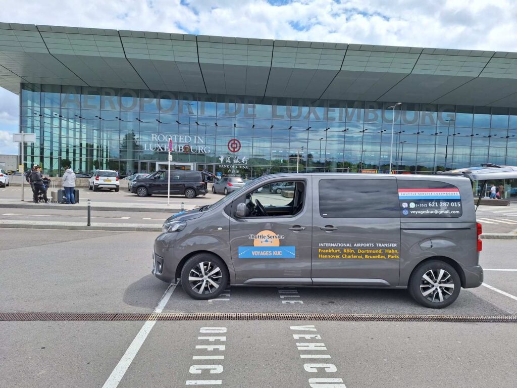 Voyages Kuc taxi est une entreprise spécialisée dans les services de transport vers et depuis les aéroports.